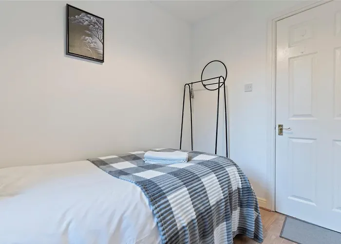 Lovely 4Br House In The City With Parking