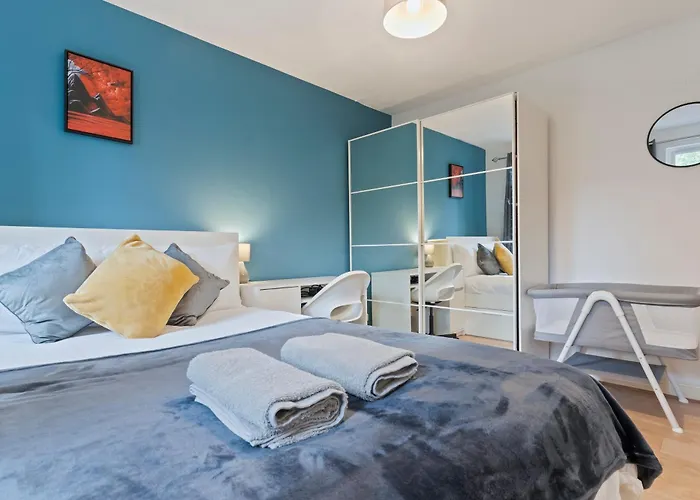 Lovely 4Br House In The City With Parking