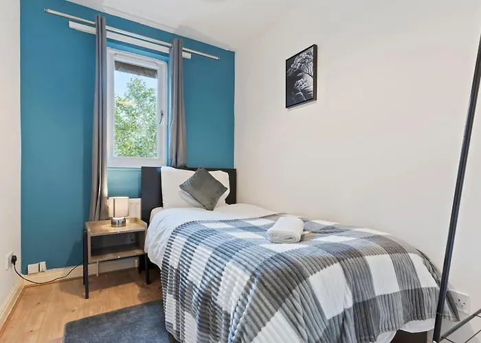 Lovely 4Br House In The City With Parking