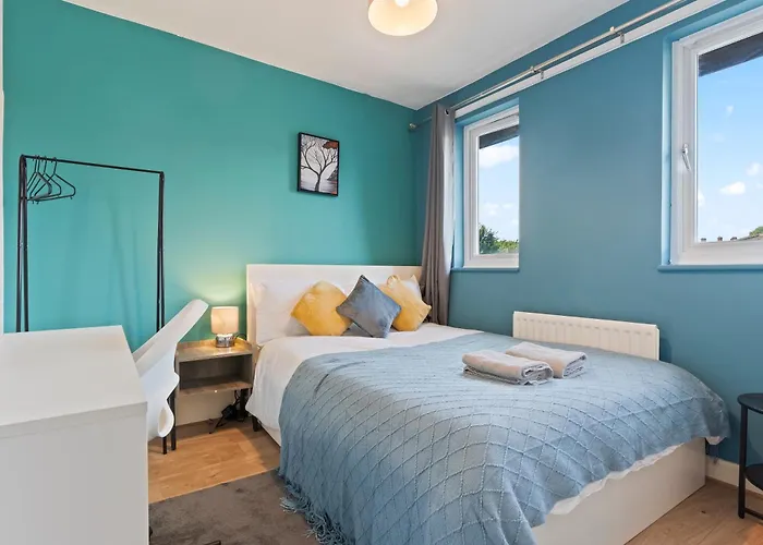 Lovely 4Br House In The City With Parking