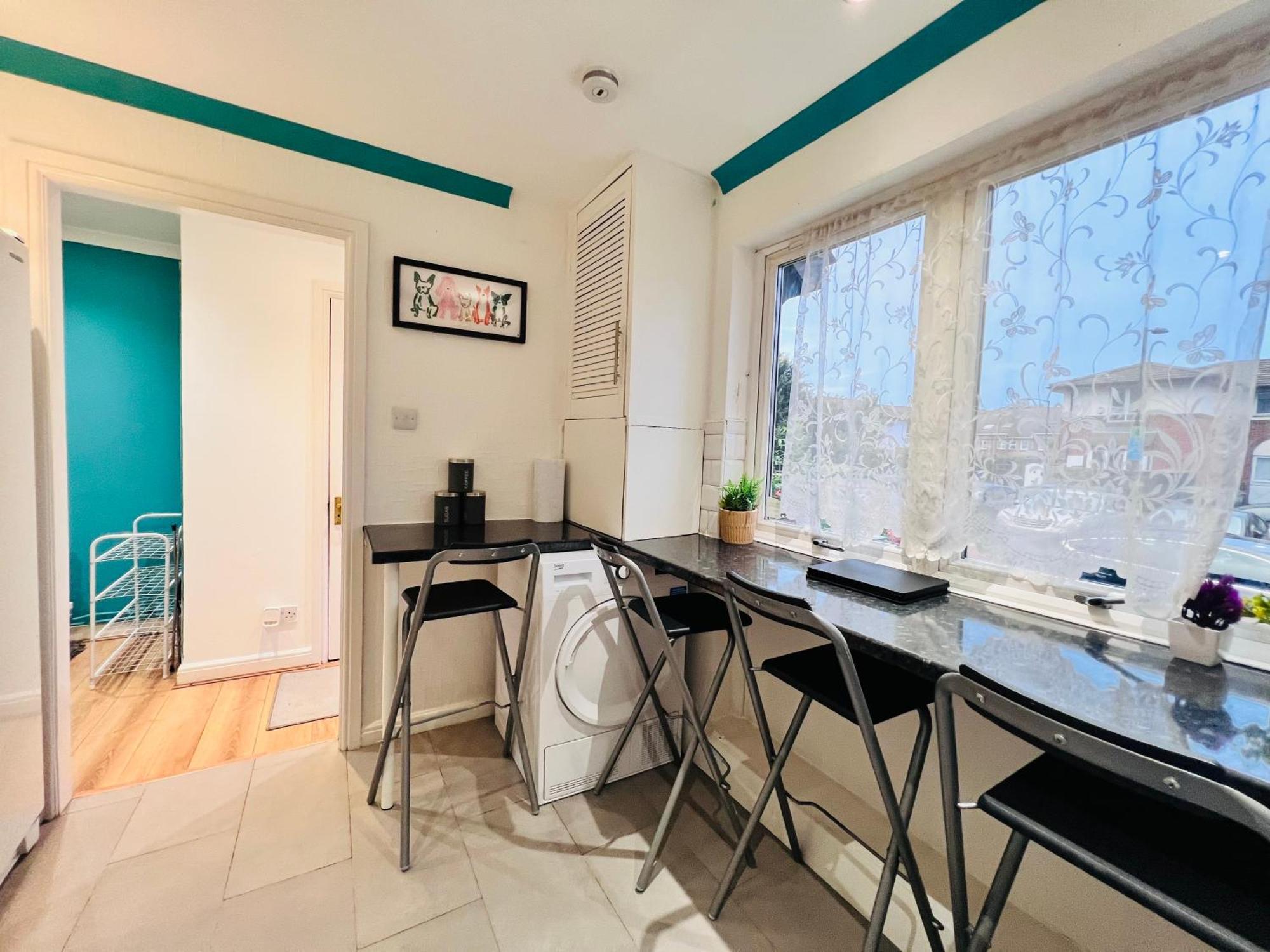 Lovely 4Br House In The City With Parking Holiday home