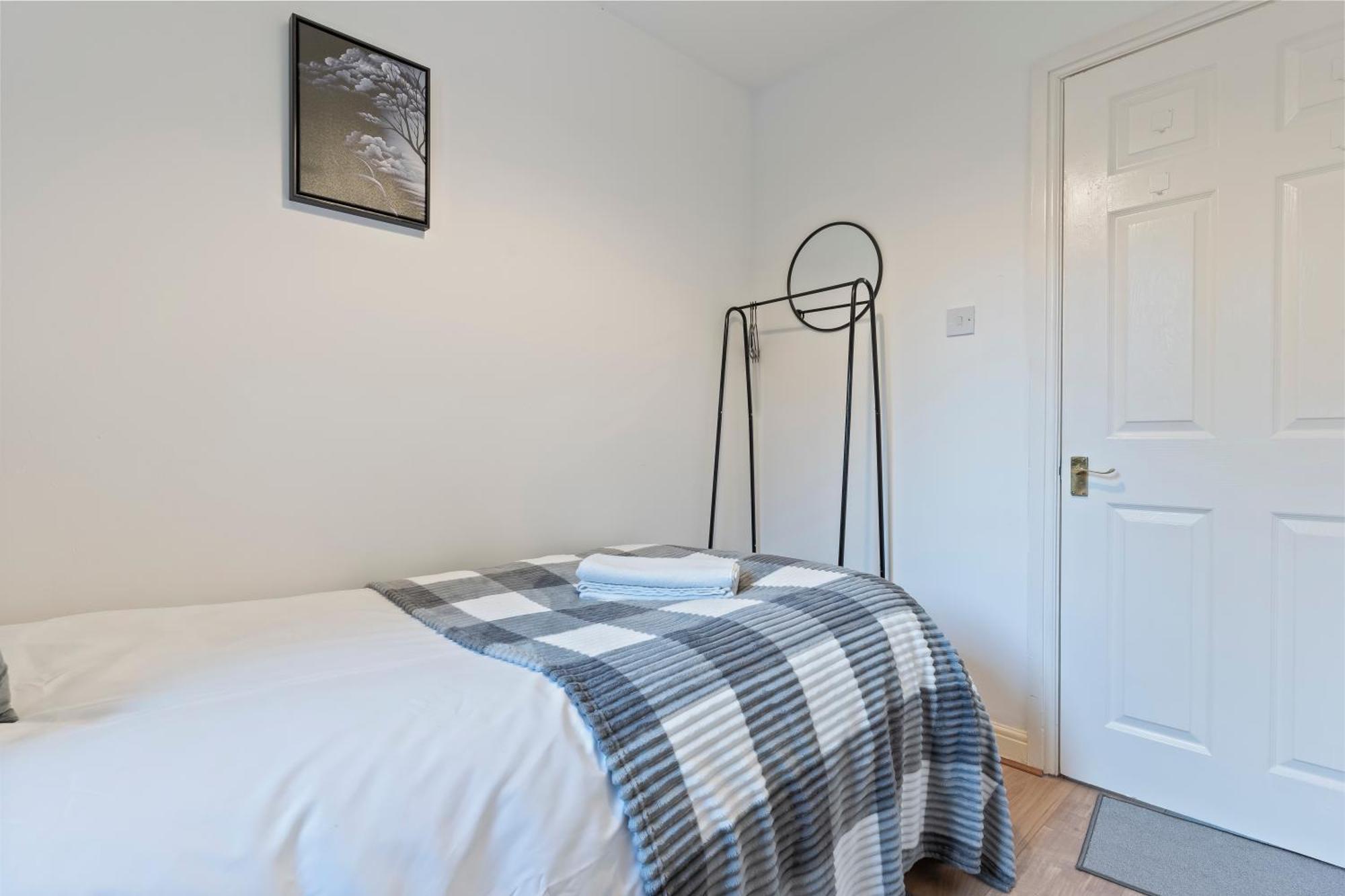 Holiday home Lovely 4Br House In The City With Parking *