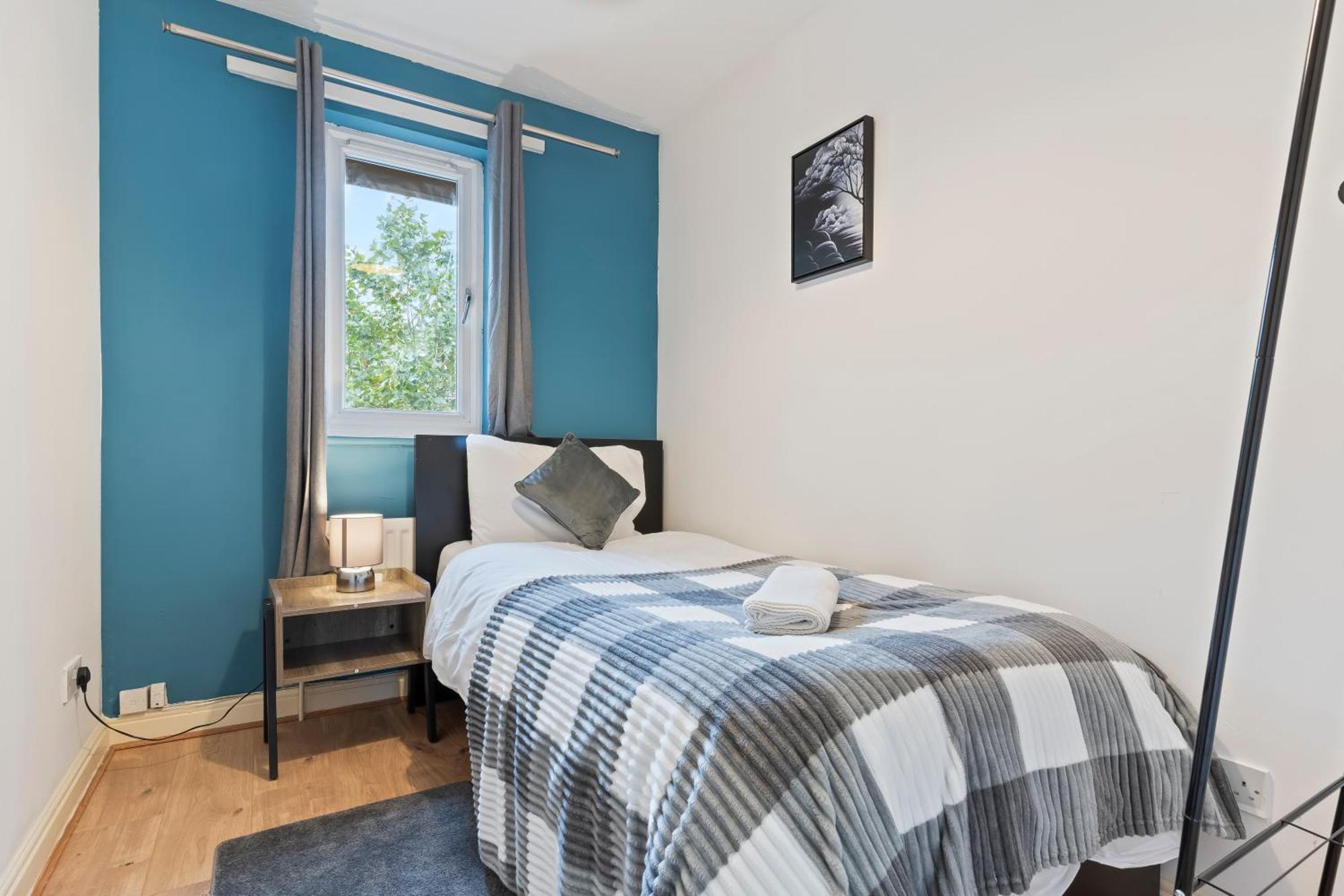 Lovely 4Br House In The City With Parking