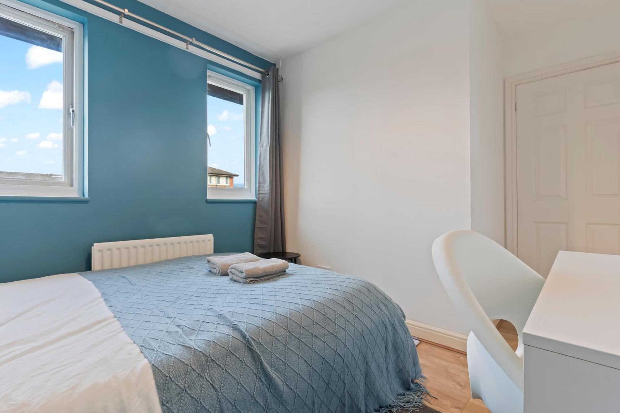 Lovely 4Br House In The City With Parking *