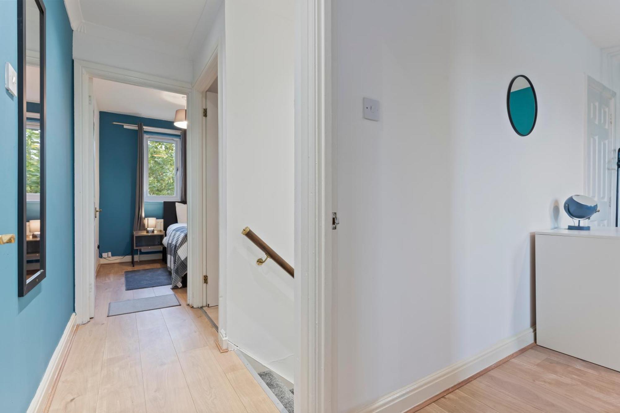 Lovely 4Br House In The City With Parking
