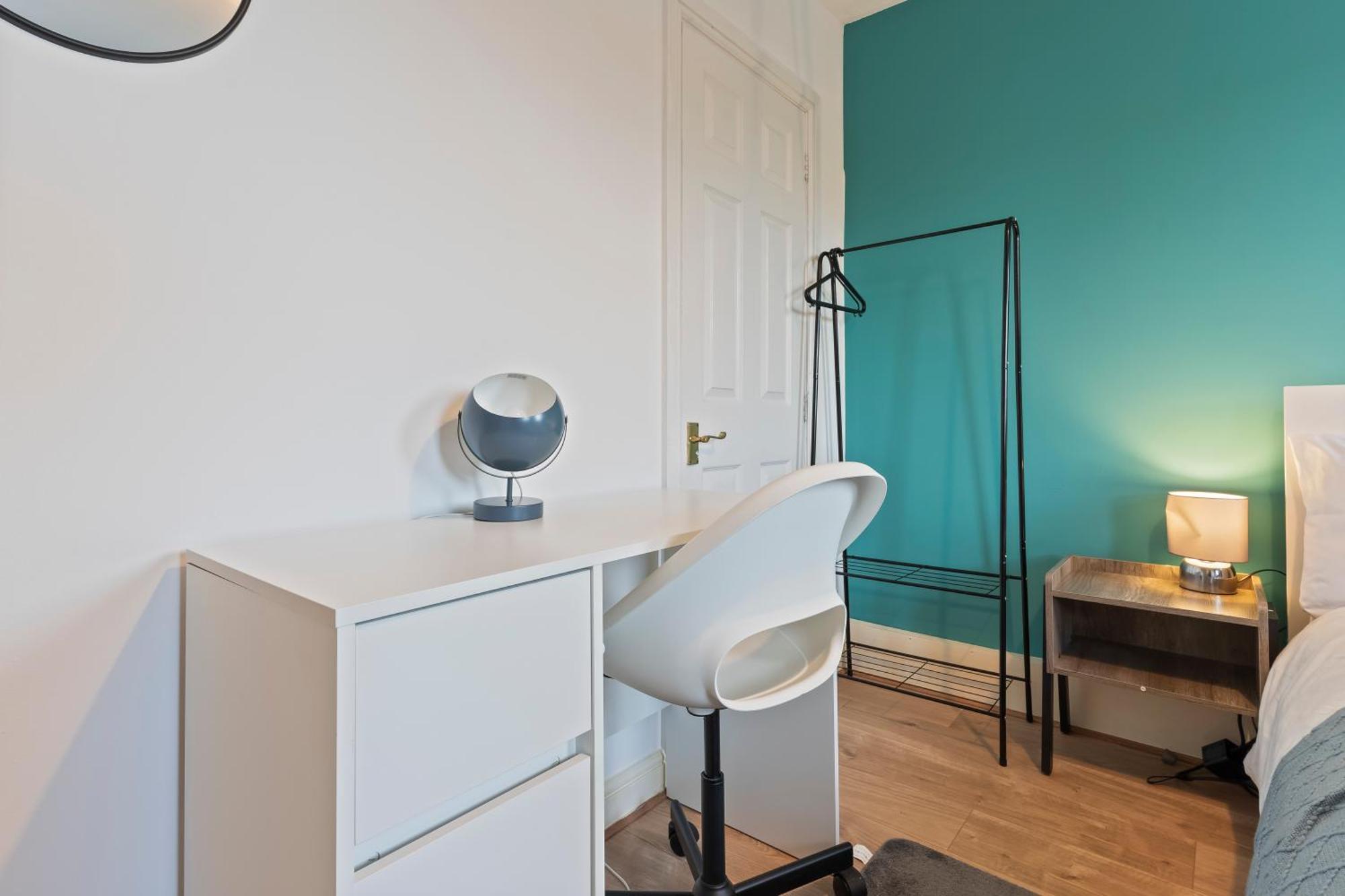 Lovely 4Br House In The City With Parking Holiday home *