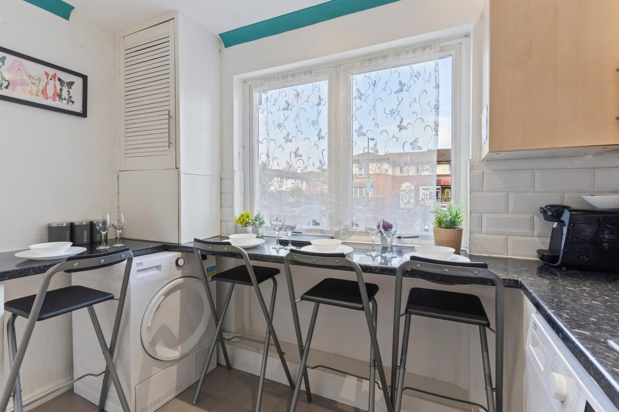 Lovely 4Br House In The City With Parking Holiday home London