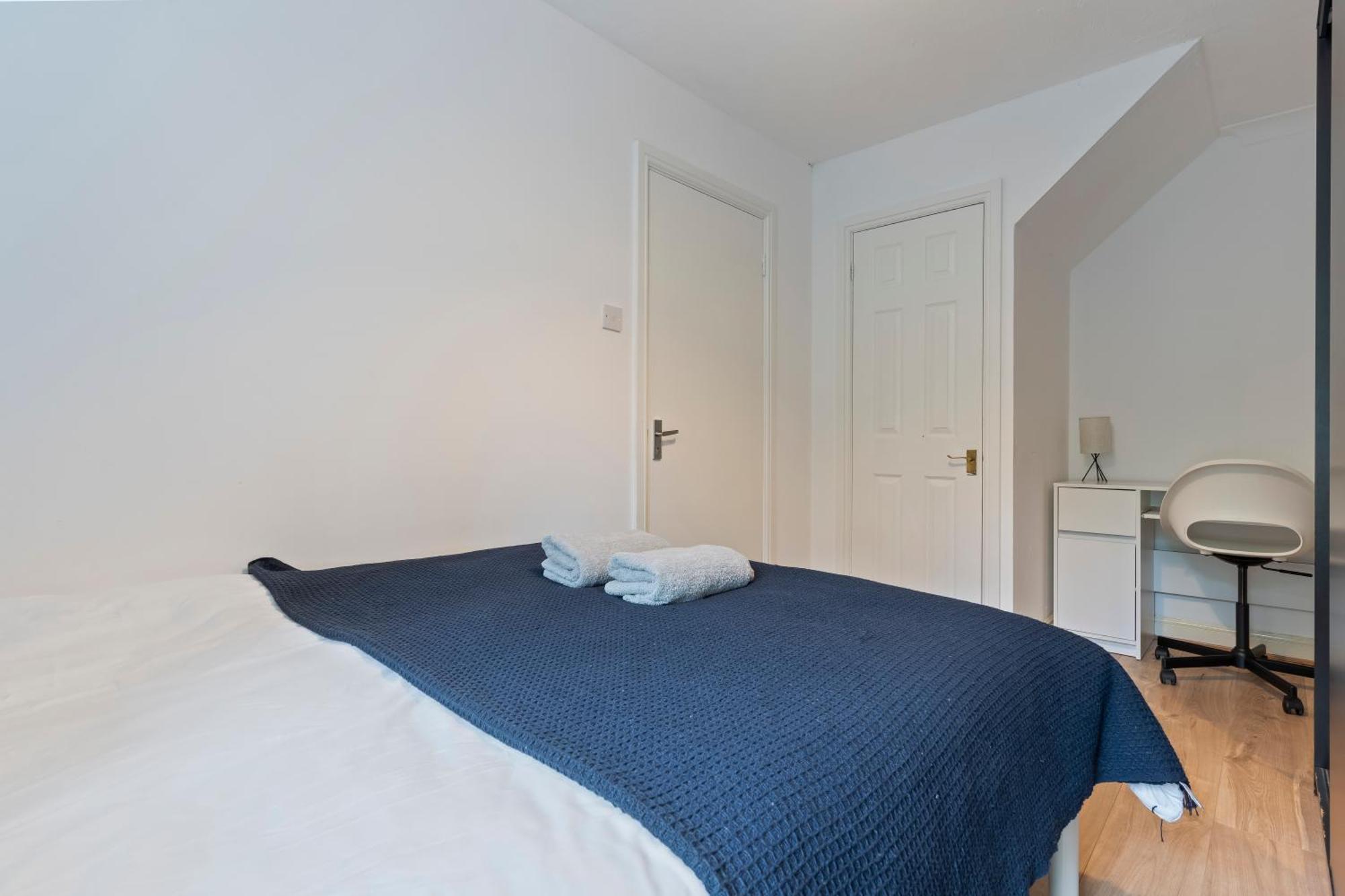 Lovely 4Br House In The City With Parking *