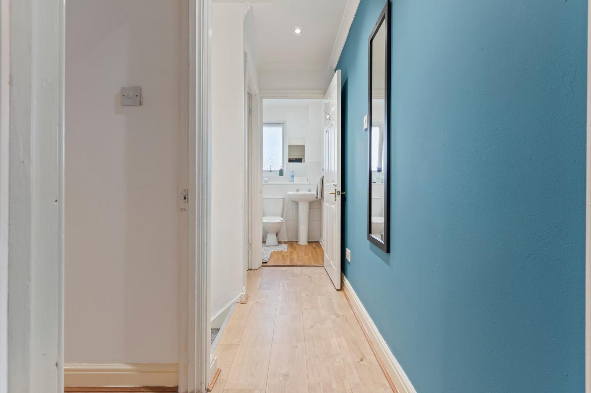 Lovely 4Br House In The City With Parking London