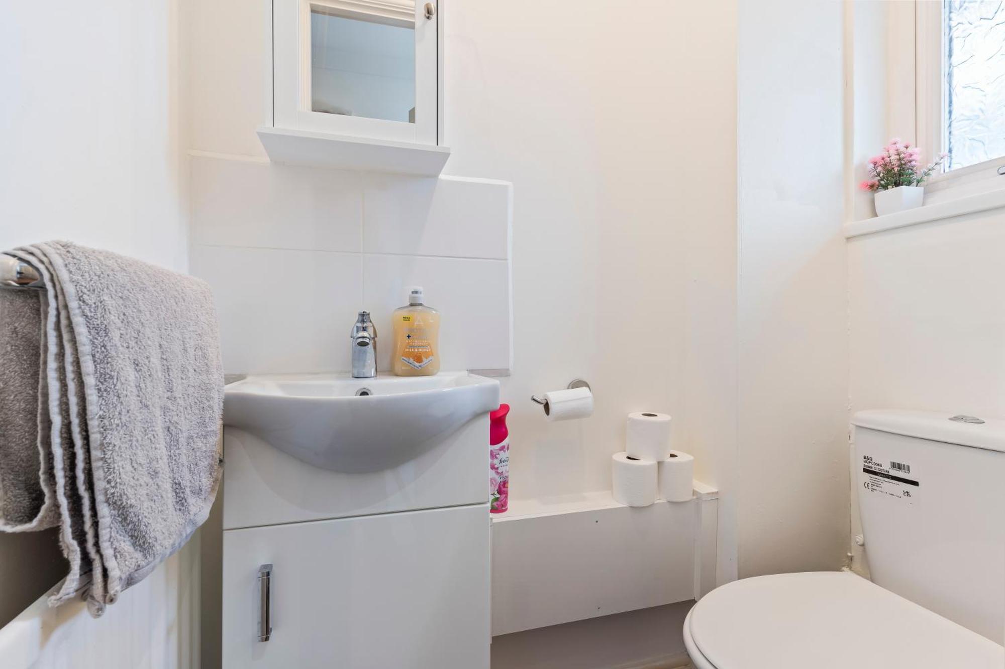 Lovely 4Br House In The City With Parking * London