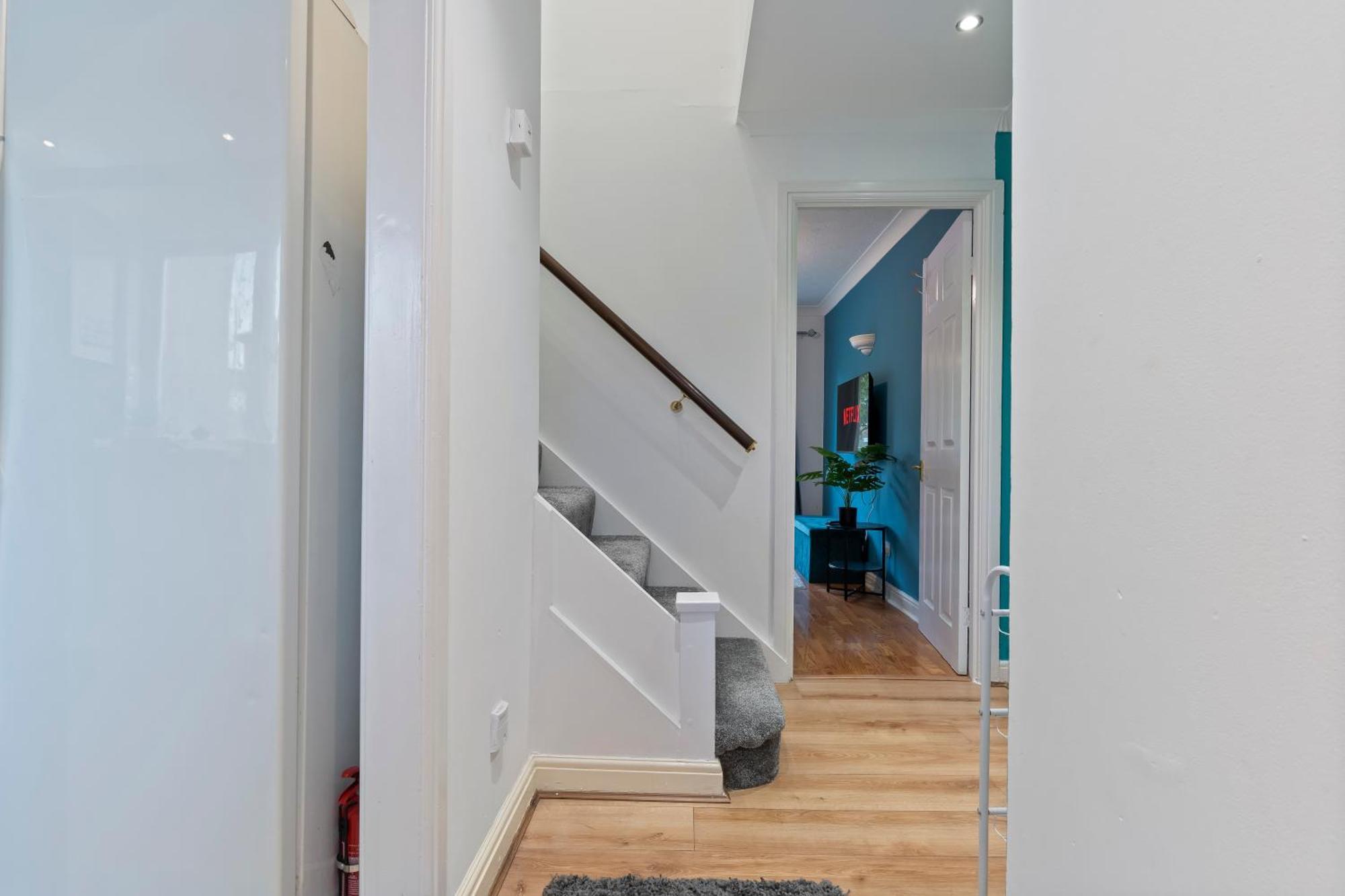 Lovely 4Br House In The City With Parking Holiday home