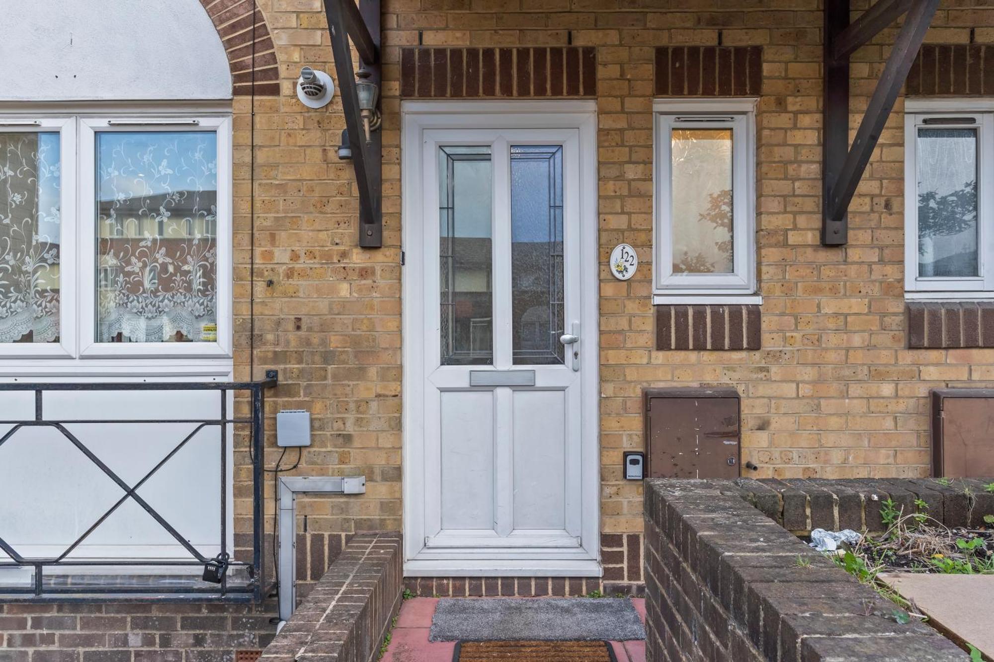 Lovely 4Br House In The City With Parking *