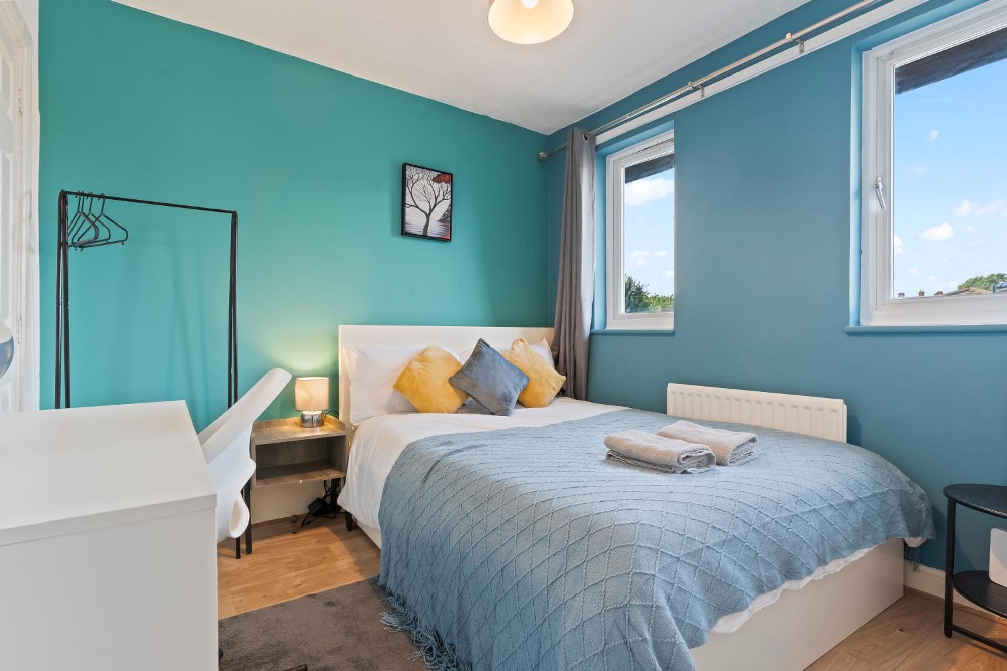 Lovely 4Br House In The City With Parking Holiday home *